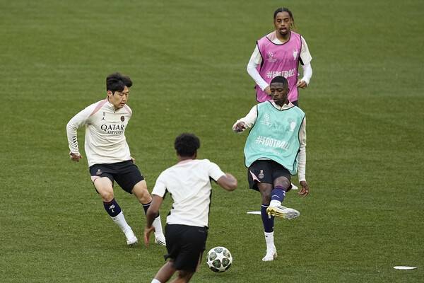 ▲ 파리 생제르맹 이강인이 인테르 밀란과의 챔피언스리그 결승을 하루 앞두고 마지막 훈련에 나섰다. ⓒ연합뉴스/AP