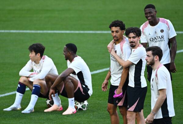 ▲Lee Kangは、サッカーボールと一緒に座ってファビアンルイスとウィリアンパチョと話をする余暇も示しました。 yonhap news/reuters/ap