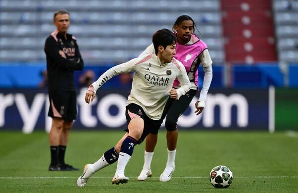 ▲ 이강인은 축구공을 깔고 앉아 파비안 루이스, 윌리안 파초 등과 대화를 나누는 등 여유 있는 모습도 보여줬다. ⓒ연합뉴스/REUTERS/AP