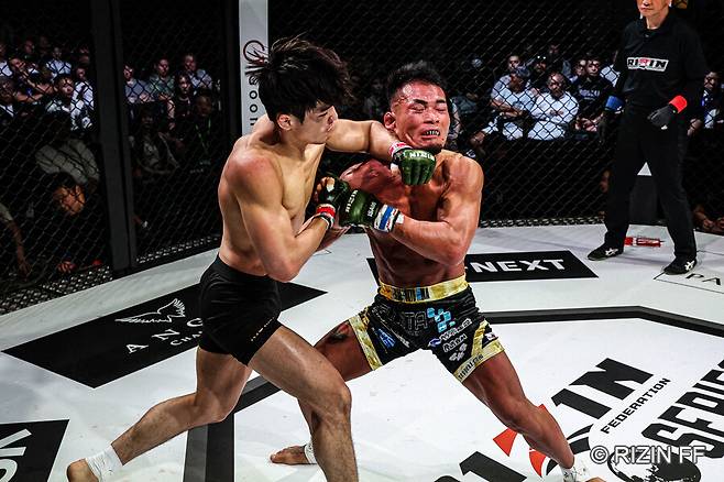 ▲ 지혁민(왼쪽)이 다케다 코치에게 TKO 승리를 거두며 라이진 한국 대회 최대 이변을 연출했다. ⓒRIZIN FF