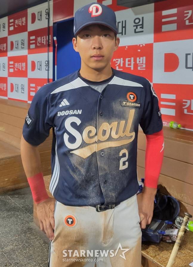 두산 김민석이 30일 키움전 3타점 3루타로 팀 승리를 이끈 뒤 취재진과 인터뷰를 하고 있다. /사진=안호근 기자