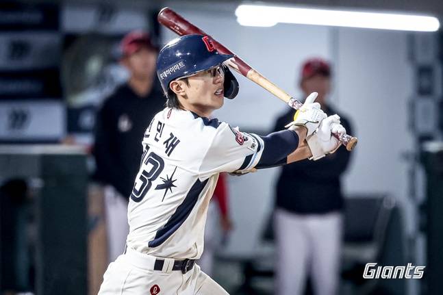 타격하는 전민재. /사진=롯데 자이언츠