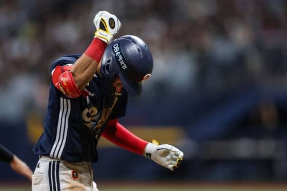 김민석이 3루타를 날리고 기뻐하고 있다. /사진=두산 베어스 제공