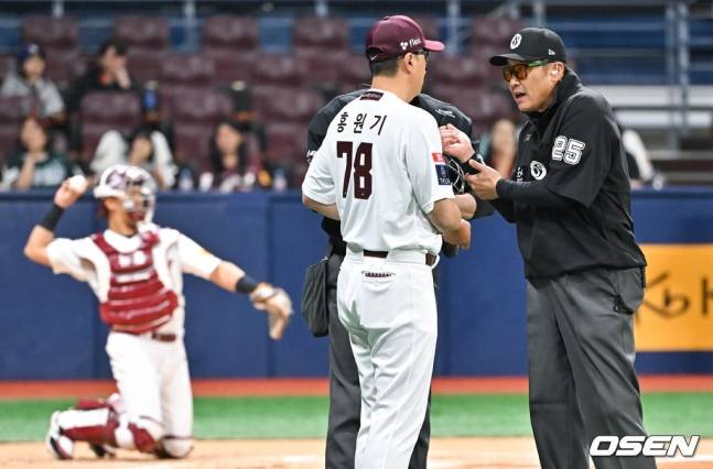 홍원기(가운데) 키움 히어로즈 감독.
