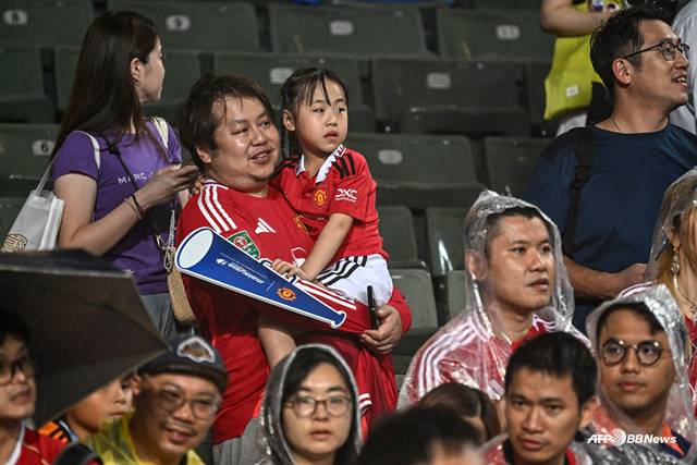 맨유 경기 지켜보는 홍콩 팬들. /AFPBBNews=뉴스1