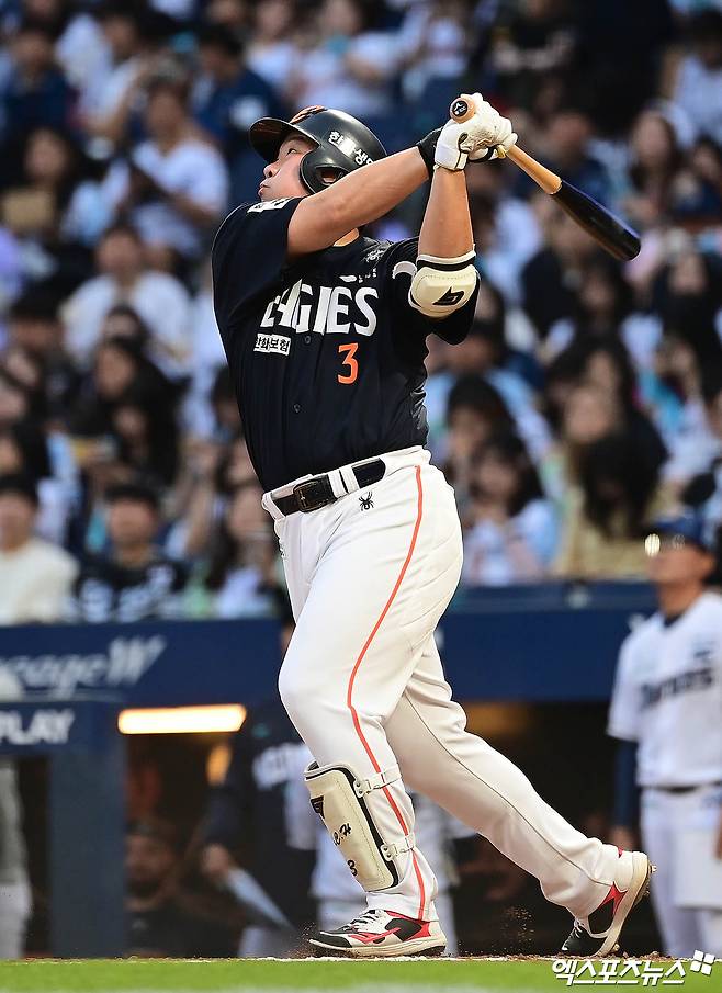 30일 오후 경상남도 창원NC파크에서 열린 '2025 신한 SOL Bank KBO리그' 한화 이글스와 NC 다이노스의 경기, 3회초 한화 선두타자 안치홍이 타격하고 있다. 결과는 우익수 플라이 아웃. 창원, 박지영 기자