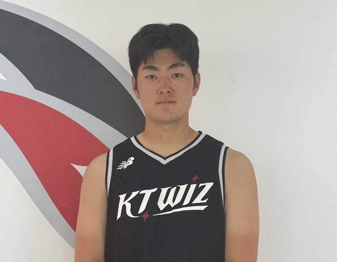 30일 오후 수원KT위즈파크에서 열린 '2025 신한 SOL Bank KBO리그' KT 위즈와 KIA 타이거즈의 경기, KT 최용준이 훈련 이후 사진 촬영에 임하고 있다. KT 위즈