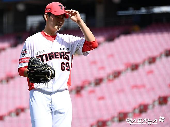16일 오후 광주-기아 챔피언스필드에서 열린 '2021 신한은행 SOL KBO리그' SSG 랜더스와 KIA 타이거즈의 더블헤더 1차전 경기, 2회초 수비를 마친 KIA 선발투수 최용준이 더그아웃으로 향하고 있다. 엑스포츠뉴스 DB