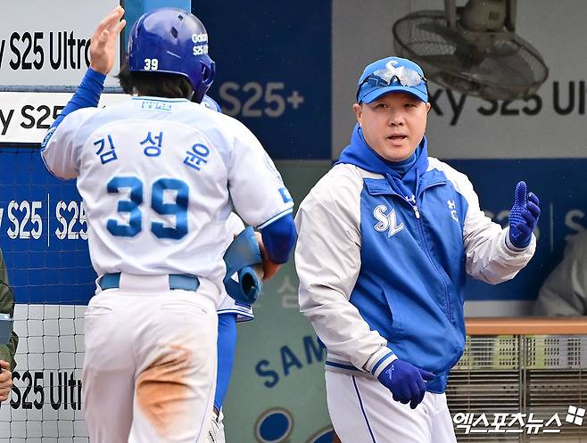 삼성 라이온즈 외야수 김성윤이 정규시즌 경기에서 득점한 뒤 더그아웃으로 오자 박진만 감독이 반갑게 맞이하고 있다. 김성윤은 허벅지 근막 손상으로 31일 엔트리에서 말소됐다. 엑스포츠뉴스 DB