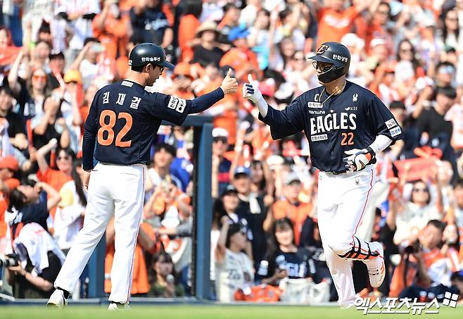 31일 오후 경상남도 창원NC파크에서 열린 '2025 신한 SOL Bank KBO리그' 한화 이글스와 NC 다이노스의 경기, 6회초 한화 선두타자 채은성이 NC 손주환 상대로 솔로 홈런을 때려내고 있다. 창원, 박지영 기자