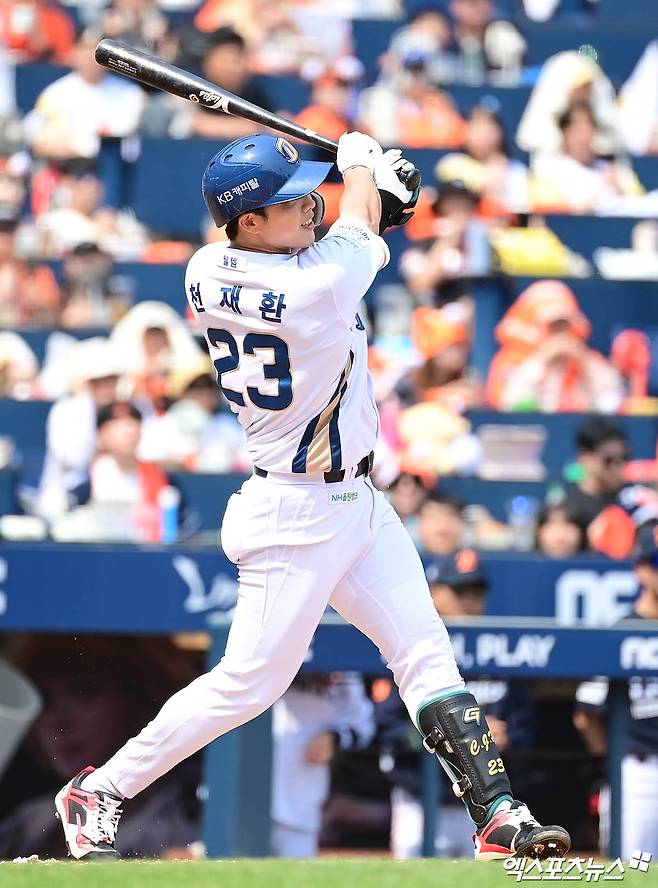 31일 오후 경상남도 창원NC파크에서 열린 '2025 신한 SOL Bank KBO리그' 한화 이글스와 NC 다이노스의 경기, 2회말 1사 3루 NC 천재환이 1타점 적시타를 때려내고 있다. 창원, 박지영 기자