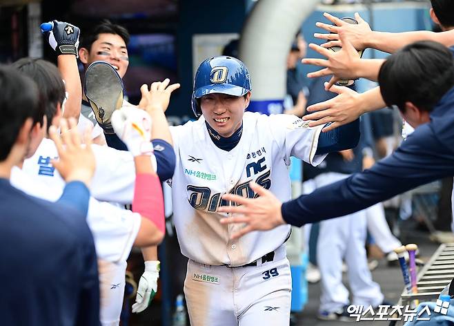 31일 오후 경상남도 창원NC파크에서 열린 '2025 신한 SOL Bank KBO리그' 한화 이글스와 NC 다이노스의 경기, 8회말 2사 NC 천재환 타석 때 3루주자 박영빈이 포일을 틈타 득점을 올린 뒤 더그아웃에서 동료들과 하이파이브를 나누고 있다. 창원, 박지영 기자