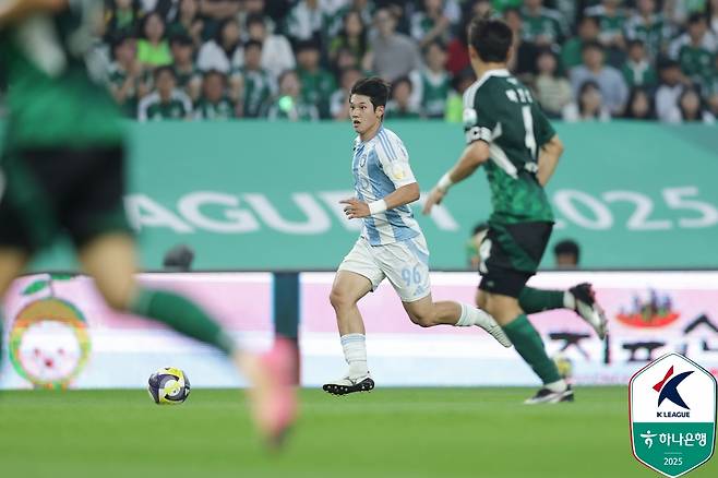 전북이 31일 전주월드컵경기장에서 열린 울산HD와의 '하나은행 K리그1 2025' 17라운드 '현대가 더비' 맞대결에서 박진섭의 극적인 역전 골로 3-1로 승리했다. 한국프로축구연맹
