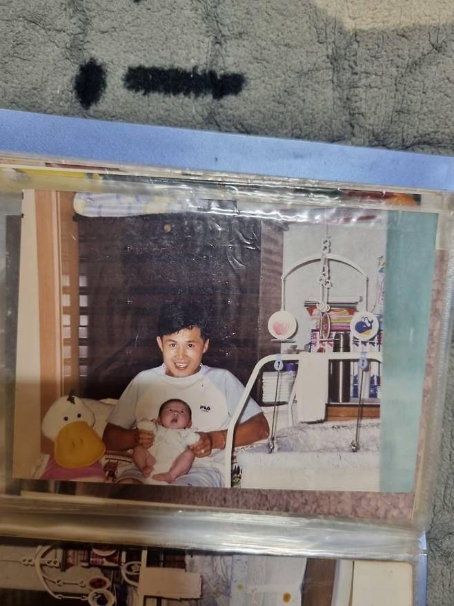 송준영씨와 아기(딸) 이 사진은 아내가 찍었으며, 아기는 현재 20대 청년으로 성장해서 활발하게 사회활동을 하고 있다고 송준영 씨는 전했다
[송준영 씨 제공]