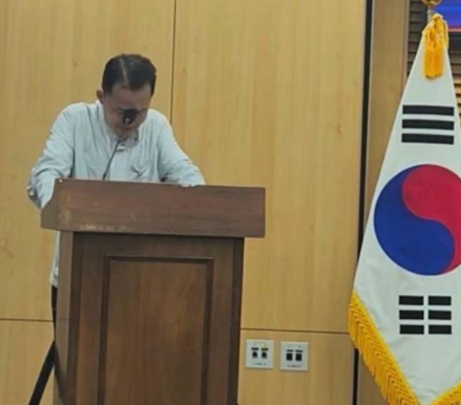 "그 어린 나이에 나는 아무런 죄가 없는데..." 송준영 씨가 최근 국회에서 열린 한 간담회에서 과거 성폭력 피해 사실을 증언하다 발언을 이어가지 못하고 눈물을 흘리고 있다. 
[배진시 몽테뉴해외입양연대 대표 촬영]