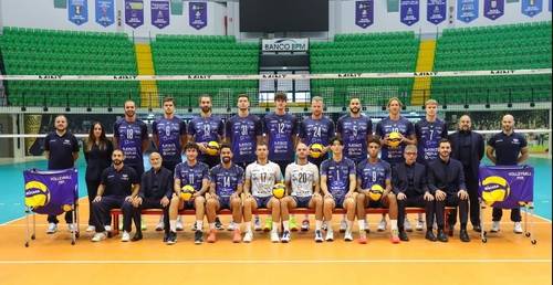 이탈리아 몬차 선수단. 이우진은 앞줄 오른쪽에서 4번째. [몬차 구단 홈페이지 캡처. 재판매 및 DB 금지]