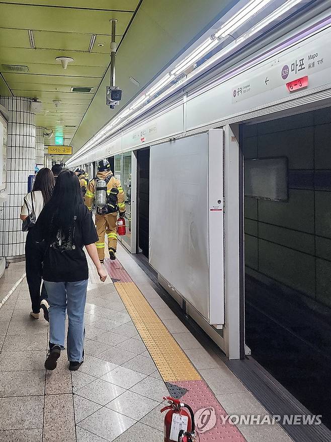 지하철 5호선 방화 추정 화재로 승객 대피 (서울=연합뉴스) 31일 오전 8시 47분께 서울 지하철 5호선 여의나루역∼마포역 사이 지하철에서 방화 추정 화재가 발생해 승객들이 대피하고 있다.
    서울교통공사는 여의도역∼애오개역 간 열차 운행을 중단했다고 밝혔다. 2025.5.31 [독자 제공. 재판매 및 DB 금지] photo@yna.co.kr