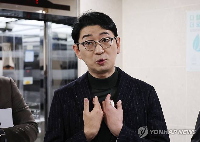 질문에 답변하는 주진우 의원 (서울=연합뉴스) 김주형 기자 = 국민의힘 주진우 의원이 21일 국회 소통관에서 '고위공직자범죄수사처(공수처)가 윤석열 대통령을 내란 혐의로 수사하는 과정에서 서울중앙지법으로부터 영장을 기각당한 사실을 숨겼다는 의혹'을 제기하는 기자회견을 한 뒤 취재진의 질문에 답변하고 있다. 2025.2.21 kjhpress@yna.co.kr