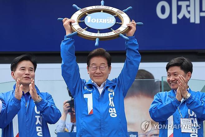 조타기 잡은 이재명 후보 (평택=연합뉴스) 김주성 기자 = 더불어민주당 이재명 대선 후보가 선거를 사흘 앞둔 마지막 주말인 31일 경기 평택시 배다리생태공원에서 열린 평택·오산·안성시 유세에서 조타기를 받아 들어올리고 있다. 2025.5.31 utzza@yna.co.kr