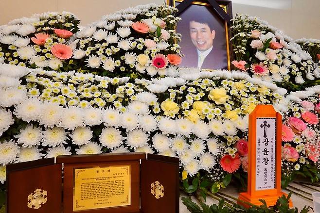 왕년의 배구 스타인 고(故) 장윤창 교수의 빈소. 왼쪽은 배구협회가 수여한 공로패. [촬영 이동칠]