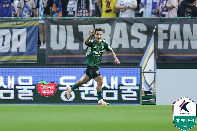 전북 송민규의 동점골 세리머니 [한국프로축구연맹 제공. 재판매 및 DB 금지]