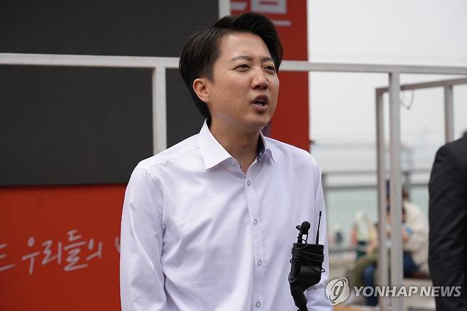 취재진 질문에 답하는 이준석 후보 (서울=연합뉴스) 개혁신당 이준석 대선 후보가 31일 인천 중구 월미도에서 취재진 질문에 답하고 있다. 2025.5.31 [개혁신당 제공. 재판매 및 DB 금지] photo@yna.co.kr