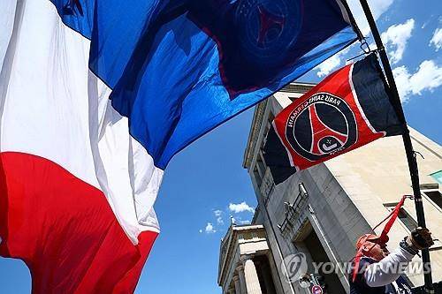 PSG 승리 염원하는 팬들 (뮌헨 EPA=연합뉴스) PSG의 한 팬이 PSG와 인터밀란의 결승전이 열리는 독일 뮌헨의 팬존에서 PSG 깃발과 프랑스 국기를 흔들고 있다. 2025.05.31.