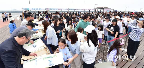 바다의 날(5월31일) 열린 ‘제28회 바다그리기대회’는 오후 1시 연수구 솔찬공원 등 인천 4개 행사장에서 동시에 도화지 배부와 함께 시작됐다. 2025.5.31 /취재팀