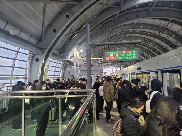경강선(성남~여주간 복선전철)의 수요가 급증하고 있는데 출퇴근시 승객들이 몰리며 혼잡도도 높아지고 있다. 사진은 지난해 광주시가 혼잡도를 조사하던 당시 출근 모습. /광주시 제공
