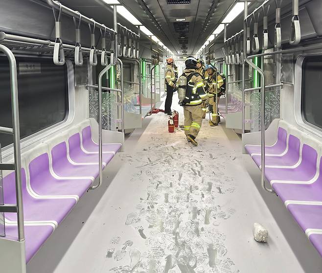 ▲ 지난달 31일 서울지하철 5호선 열차 안에서 방화로 인해 승객들이 지하 터널을 통해 대피하는 사건이 발생했다. 사진은 서울지하철 5호선 객차 내부의 모습. /연합뉴스·영등포소방서 제공