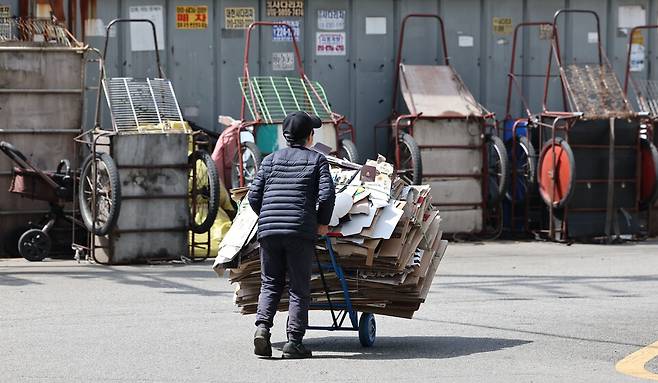 ▲&nbsp;어버이날인 지난 5월 8일 오전 수원시 팔달구 거리에서 한 어르신이 폐지 가득한 수레를 끌고 수집업체로 향하고 있다./김철빈 기자 narodo@incheonilbo.com