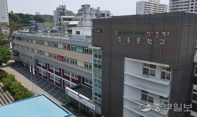 창용중학교가 적정규모학교 육성 추진이 결정되며 개교 44년 만에 폐교 수순을 밟게 됐다. 사진은 1일 오후 수원시 장안구 창용중학교의 모습. 임채운기자