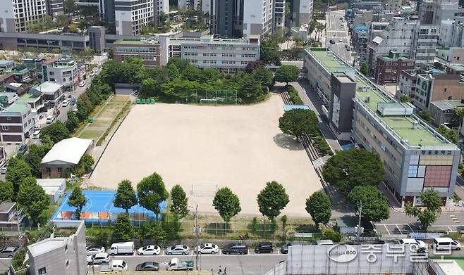 창용중학교가 적정규모학교 육성 추진이 결정되며 개교 44년 만에 폐교 수순을 밟게 됐다. 사진은 1일 오후 수원시 장안구 창용중학교의 모습. 임채운기자