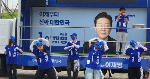 지난 1일 고남석 민주당 인천 선대위원장이 이재명 후보 지지 유세를 하고 있다. <더불어민주당 제공>