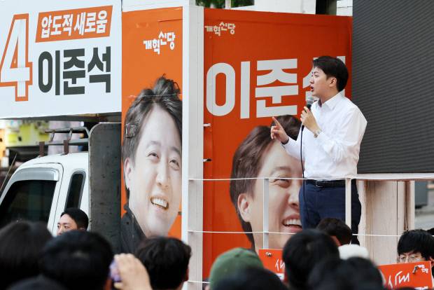 개혁신당 이준석 대선 후보가 지난 19일 오후 광주 북구 전남대학교 후문 앞에서 열린 유세에서 지지를 호소하고 있다. 연합뉴스
