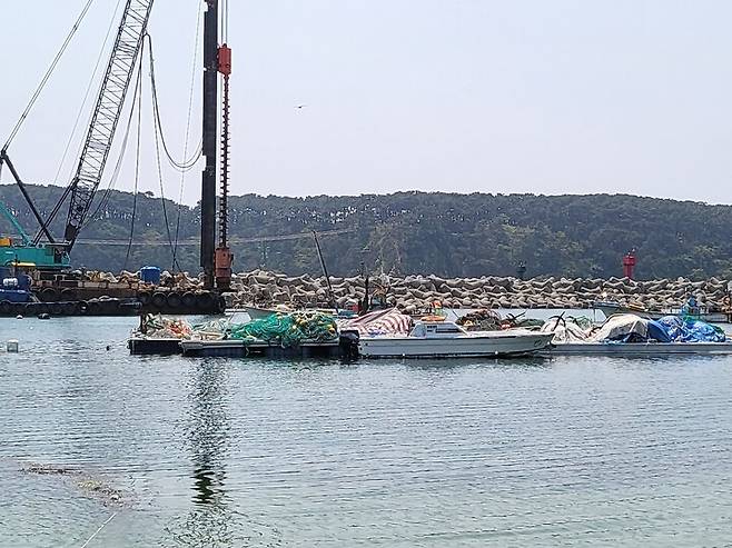 1일 찾은 울산 동구 일산항 일대. 두어개로 엮인 파란색 부잔교 위에 각종 어망들이 놓여져 있다.