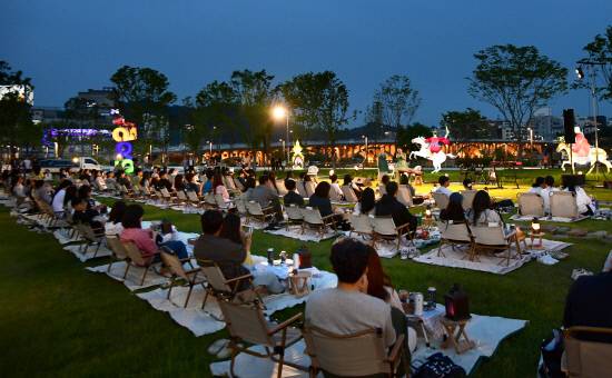 남강야경을 활용한 진주시의 야간콘텐츠 남강별밤 피크닉이 많은 시민들의 참여 속에 마무리됐다.