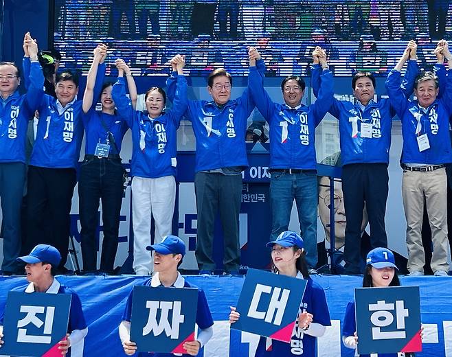 더불어민주당 이재명 대선 후보가 1일 오후 대구 동대구역 광장에서 민주당 대구 선대위와 함께 시민들에게 인사를 하고 있다. /황인무기자