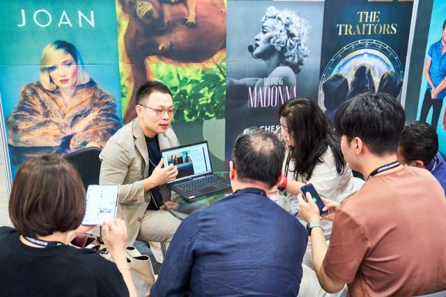 다양한 콘텐츠를 거래하는 부산콘텐츠마켓2025가 30일 막 내렸다. 사진은 부스에서 상담하는 모습. BCM제공