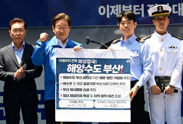 더불어민주당 이재명 대선후보가 지난달 14일 부산 부산진구 서면을 방문해 해양 수도 부산 공약을 약속하고 있다. 김종진 기자 kjj1761@