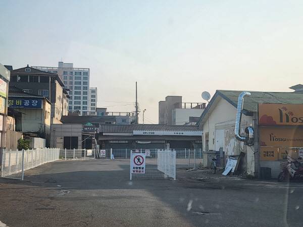 1일 철망 휀스로 둘러싸인 고령시외버스정류장 모습. 김영우 기자