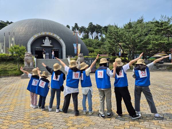 (사)경북문화관광진흥원이 지난달 31일 고령에서 개최한 '2025년 동행 국가유산' 사업에 참가한 경주지역 아동보호기관 대자원 원생들이 프로그램에 참여하고 있다. 경북문화관광진흥원