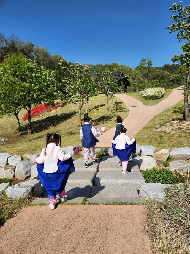 봉화정자문화생활관을 찾은 방문객들이 전통 누정문화를 생생하게 체험할 수 있는 '한복 입기 체험 프로그램'에 참여하고 있다. 봉화군 제공