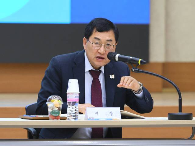 주낙영 경주시장이 공약사업의 효율적인 추진을 위해 고삐를 조여야 한다고 주문하고 있다. 경주시 제공