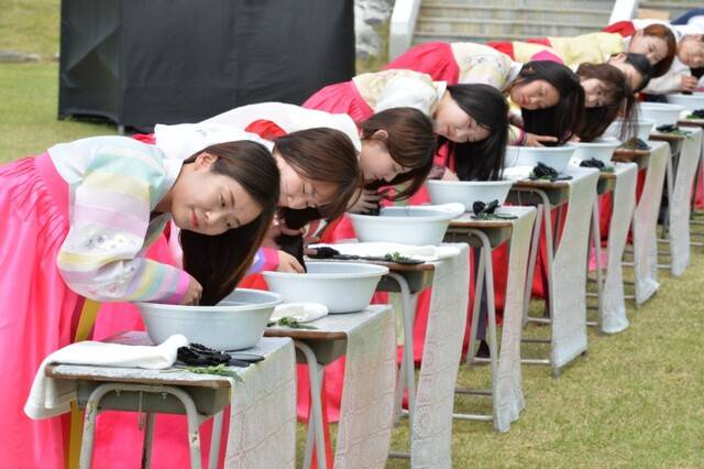 한국을 대표하는 전통민속축제인 중요무형문화재 제44호 '2025년 경산자인단오제'가 지난 30일부터 1일까지 3일간 성황을 이뤘다. 사진은 창포 머리감기 시연 모습. 남동해 기자