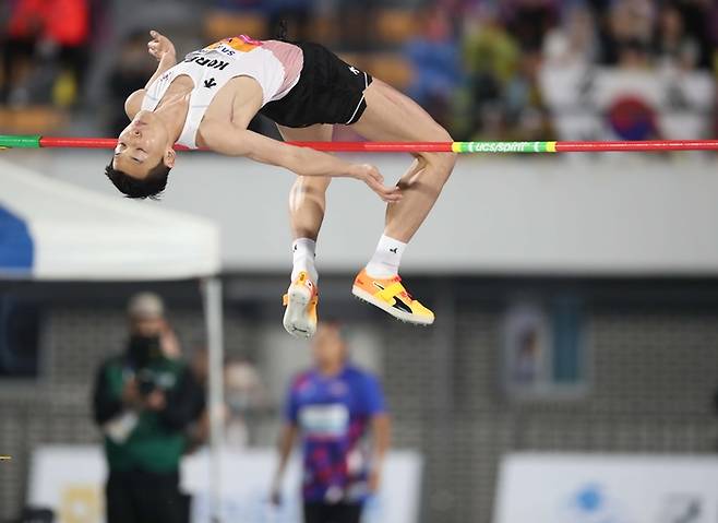 지난달 29일 오후 경북 구미시민운동장에서 열린 2025 아시아육상경기선수권대회 남자 높이뛰기 결선에서 우상혁(용인시청)이 경기에 임하고 있다. 연합뉴스