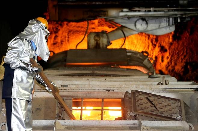 트럼프 미 대통령이 오는 4일부터 외국산 철강·알루미늄에 대한 관세를 기존 25%에서 50%로 두 배 인상하겠다고 밝히면서 철강도시 포항에 긴장감이 감돌고 있다. 사진은 포스코 포항제철소 출선 모습. <포스코 제공>