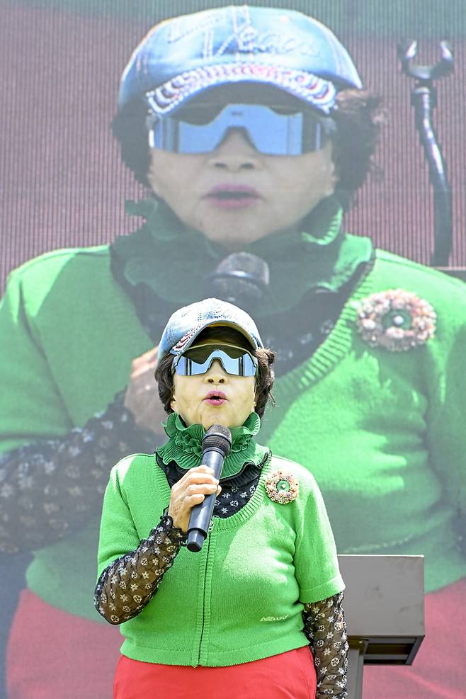 30일 경북 경산시 해내다CC에서 열린 '문신자 이사장 미수(米壽) 기념 골프대회'에서 문신자 한류문화인진흥재단 이사장이 소회를 밝히고 있다.  이현덕기자 lhd@yeongnam.com