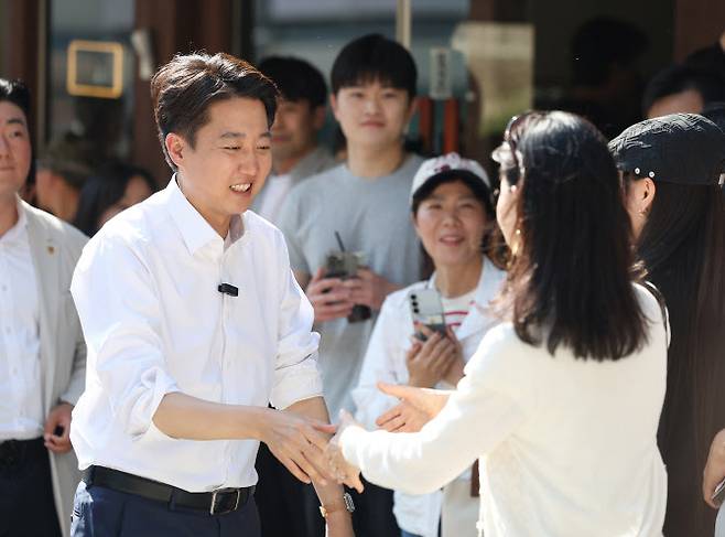 개혁신당 이준석 대선후보가 25일 서울 종로구 종묘 인근 서순라길에서 거리 유세를 하고 있다. (사진 = 연합뉴스)