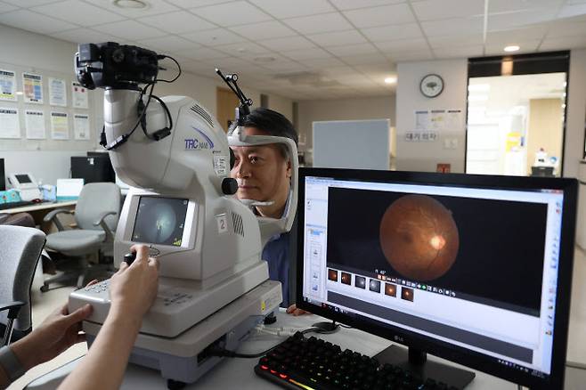 당뇨병성 백내장을 앓고 있는 경우 수술 전 검사를 통해 다른 안질환 발병 여부를 확인하는 것이 중요하다. (출처 김안과병원)